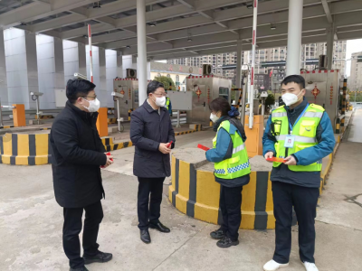 董事长涂建平、、、总司理章勇慰问高速公司一线员工