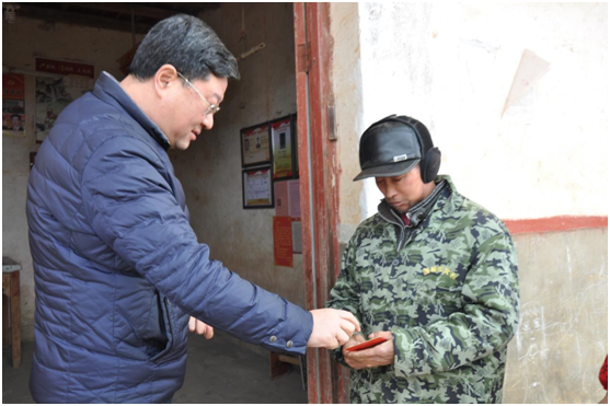 严冬深入扶贫点 春节慰问暖人心